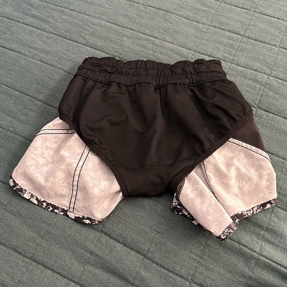 LIKE NEW! Lululemon Tracker Short V (4") - Picture 10 of 15